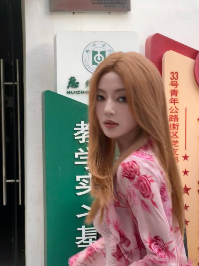 何瑞贤一边杀青一边剧宣何瑞贤剧宣杀青两不误 何瑞贤一边杀青一边剧宣，简直就是两不