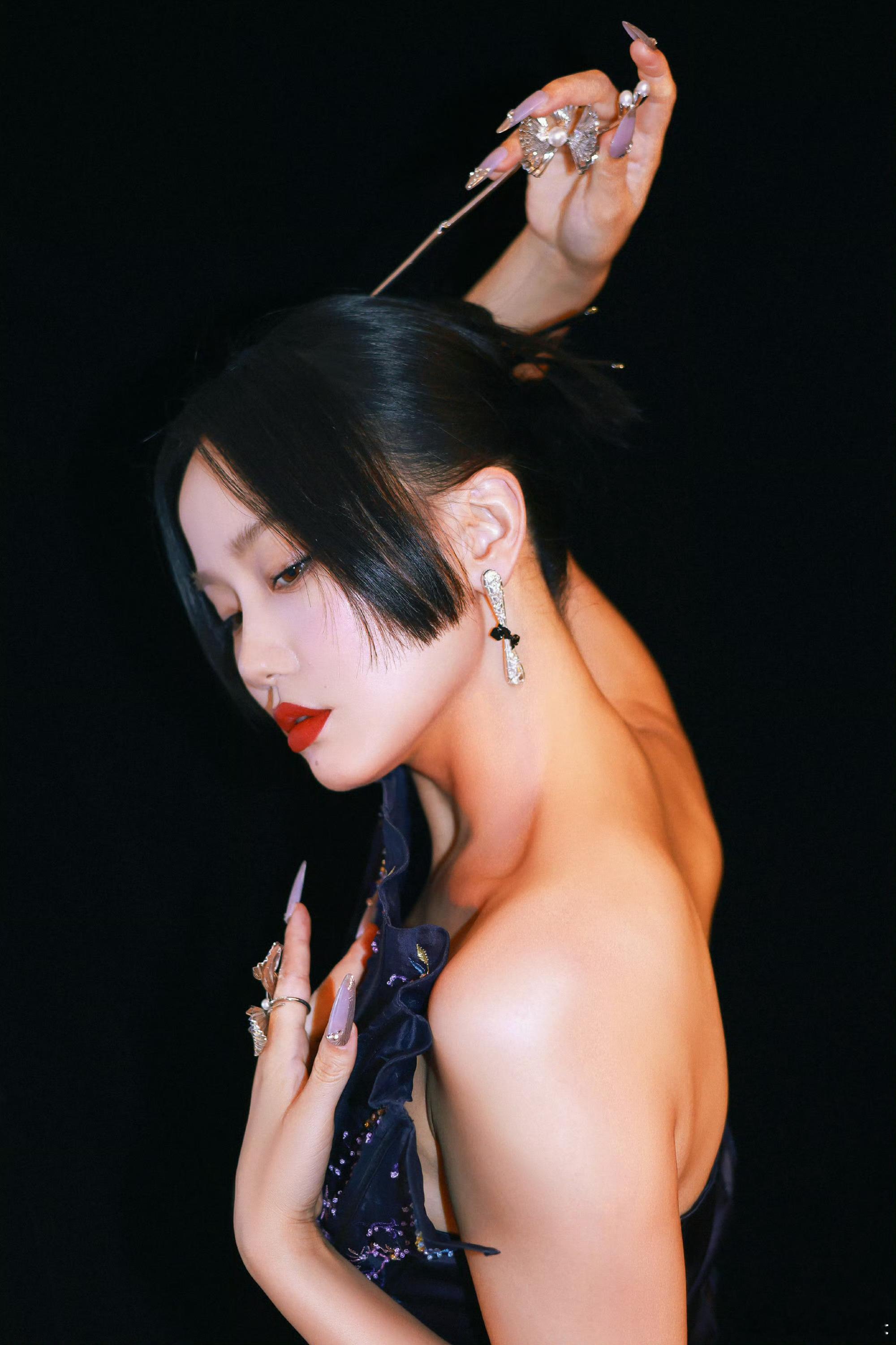 黄龄把扇子穿身上《亚洲新声》惊现人形扇精！黄龄把东方扇骨穿成流动战袍，空灵嗓音+