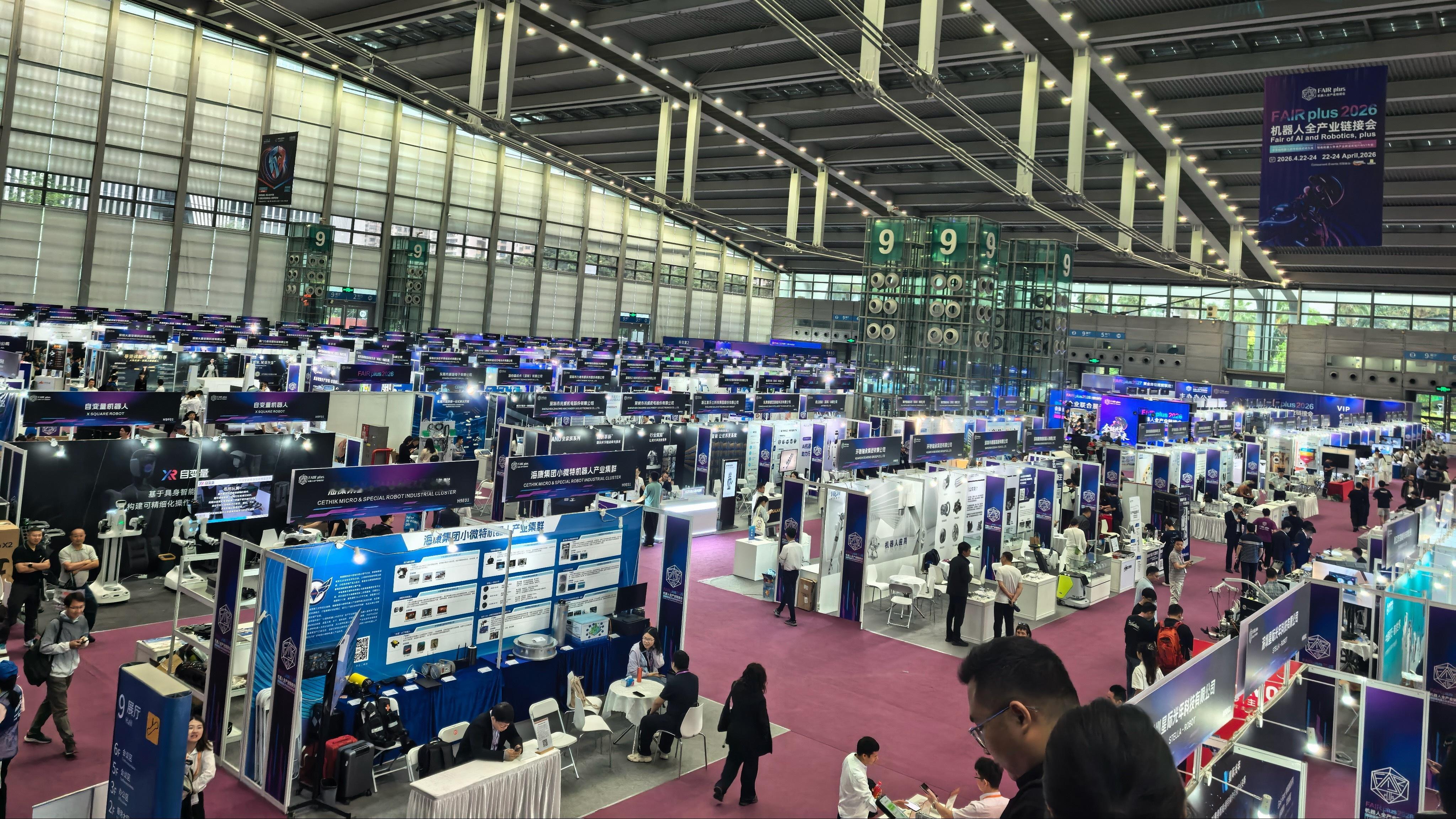 有个挺有意思的现象。同一拨人，开始分流了。一拨在北京，天天车展、发布会、试驾，典