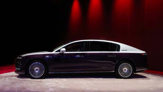 尊界 S800 车内色调温和雅致，中控布局规整有序，材质触感细腻，内饰细节打磨用