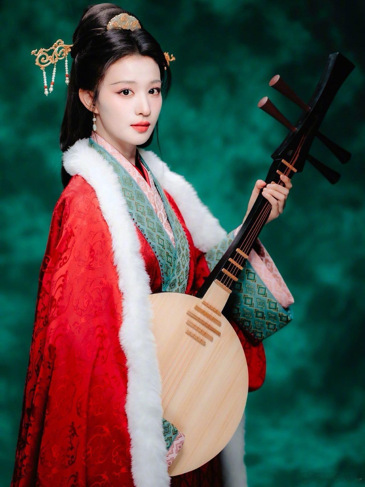 春晚《贺花神》里，王楚然演的王昭君真的惊艳了。她一袭红衣怀抱琵琶，站在那里就像从