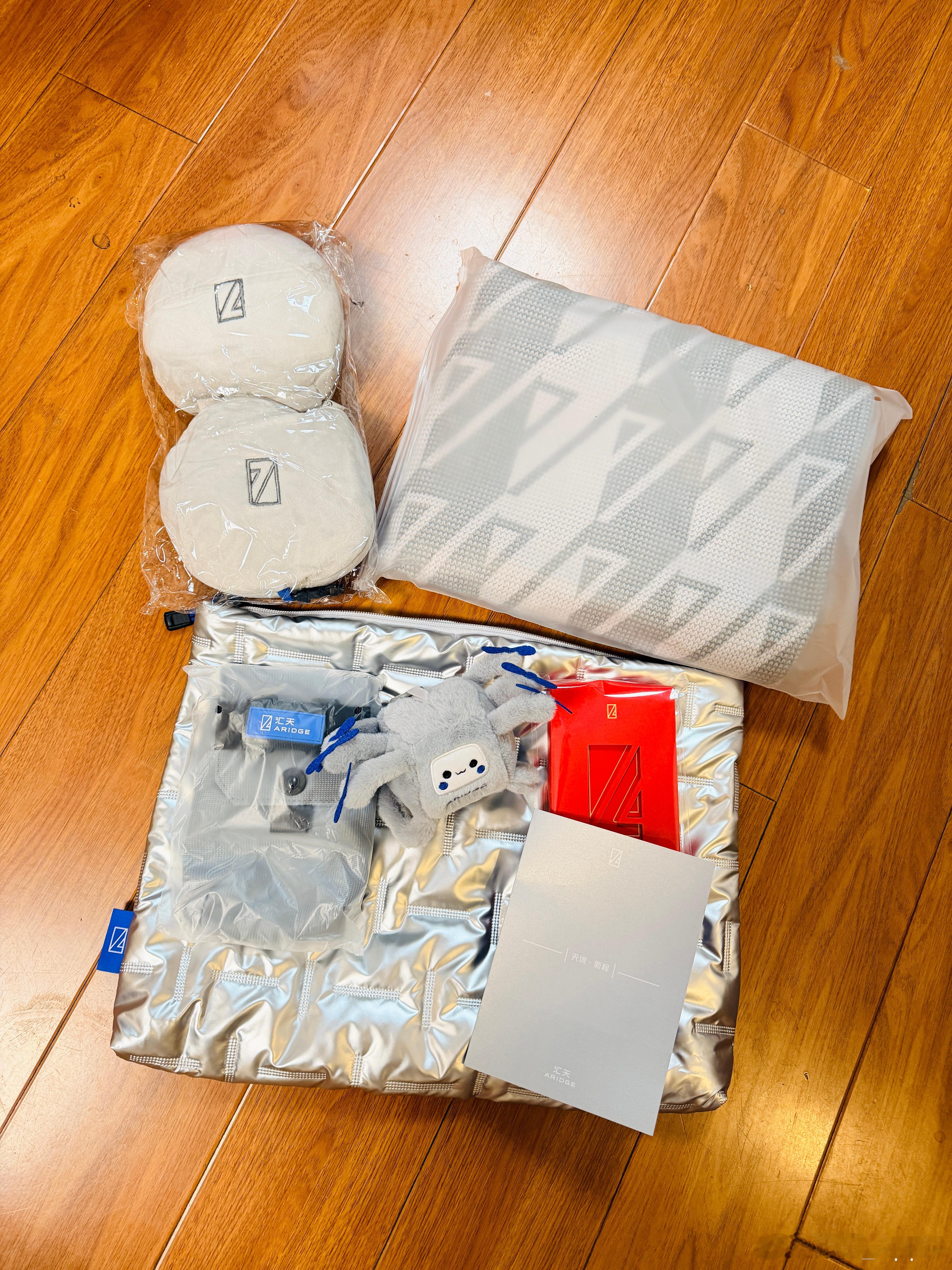 哇～收到了小鹏汇天的新春大礼包🎁超多实用好物！喜欢 尤其是这个包包 作为电脑包