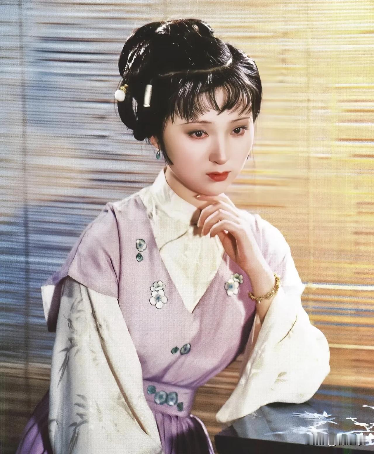 陈晓旭是气质型的美女，感觉太难得，虽然老版电影那个林妹妹很漂亮的，五官精致，一眼