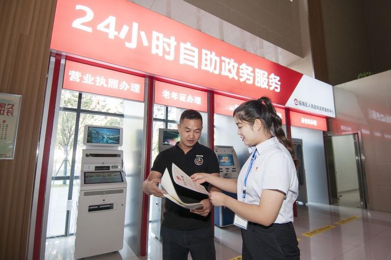 西安多个政务大厅搬进商场 当地回应 西安多个政务大厅搬进商场这事挺有意思。近日有