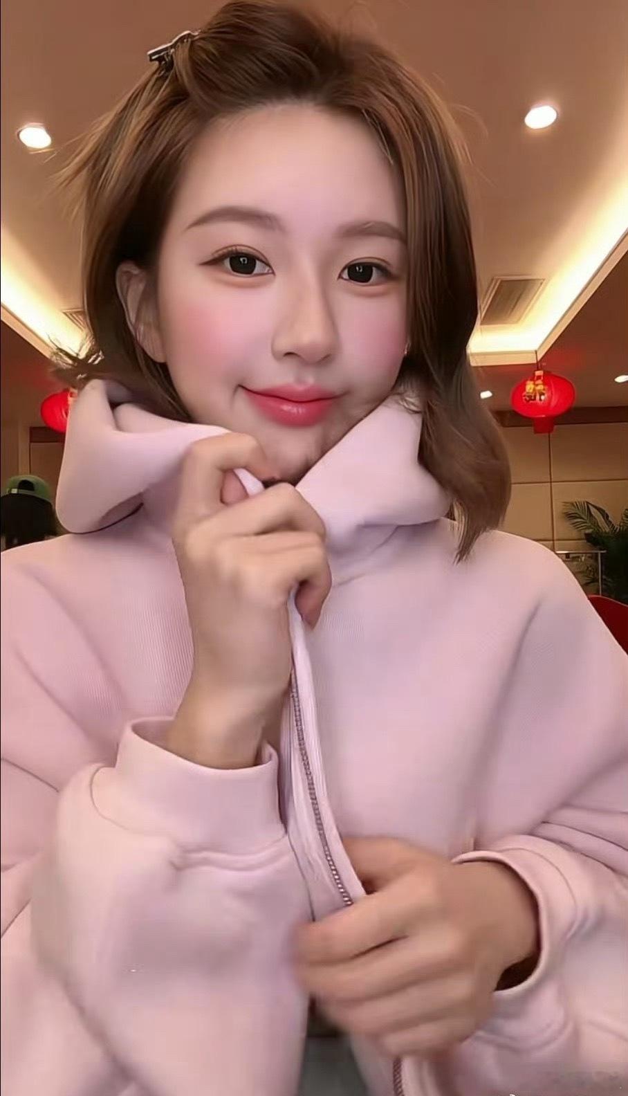 赵露思在洋抖发的视频穿的同款外套已经售罄了，仅仅一个小时，好牛的带货能力！