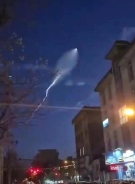 伊朗首次发射了第一枚塞吉尔导弹。“塞吉尔”是伊朗研制的两级固体燃料中程弹道导弹。