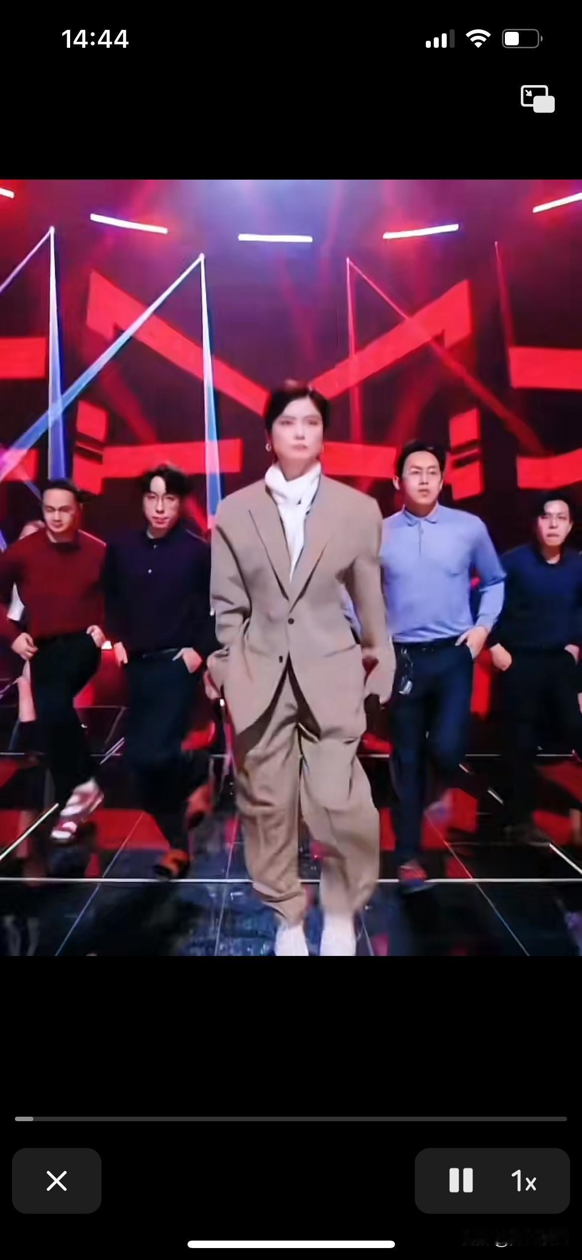 李宇春老师跟这种网红在一起，是不是拉垮了自身的价值，，不管怎么样，李宇春老师是专