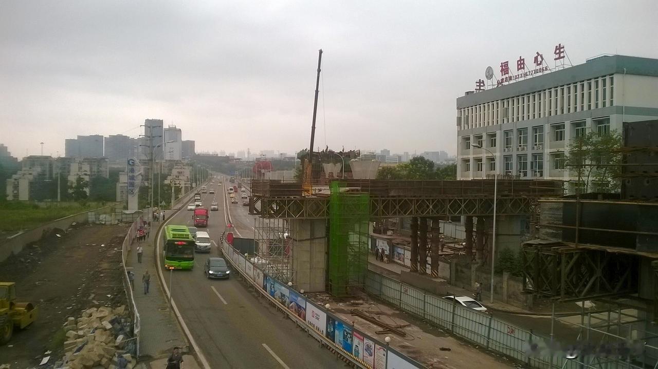 2016年9月在重庆寸滩一带所拍，图中的公路是海尔路，当时重庆轨道交通4号线还在