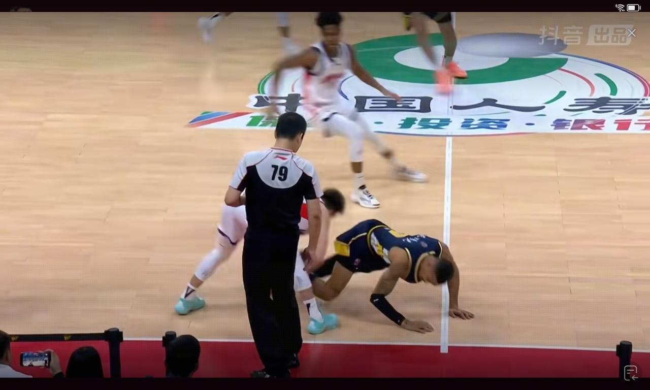 郭艾伦炸裂在最后时刻：赖萨林杰进攻犯规，抢断奎因才是真功夫

郭艾伦今天打接近2