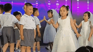 这个小女孩的定力真是太强了。

六一儿童节舞台上，小朋友正在热情洋溢的表演着舞蹈