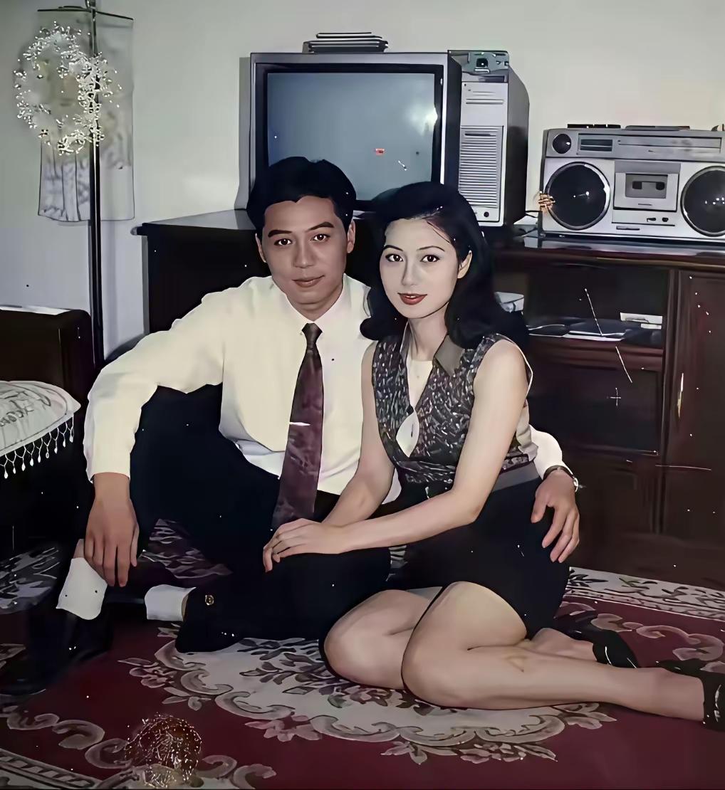 电视收录机，
水平绝不低。
新婚小两口，
幸福度朝夕。