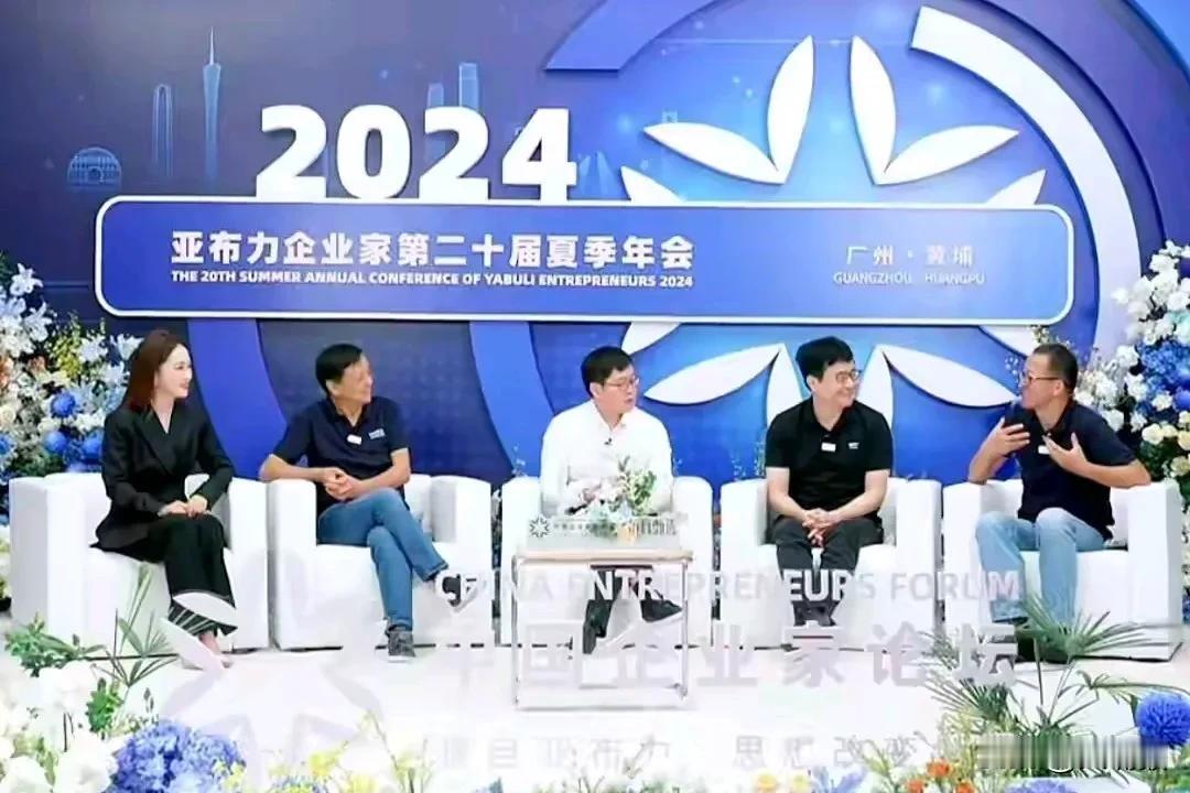还是yo姐聪明，
安安静静的做好花瓶工作，
绝不喧宾夺主，抢老板风头。

说是主