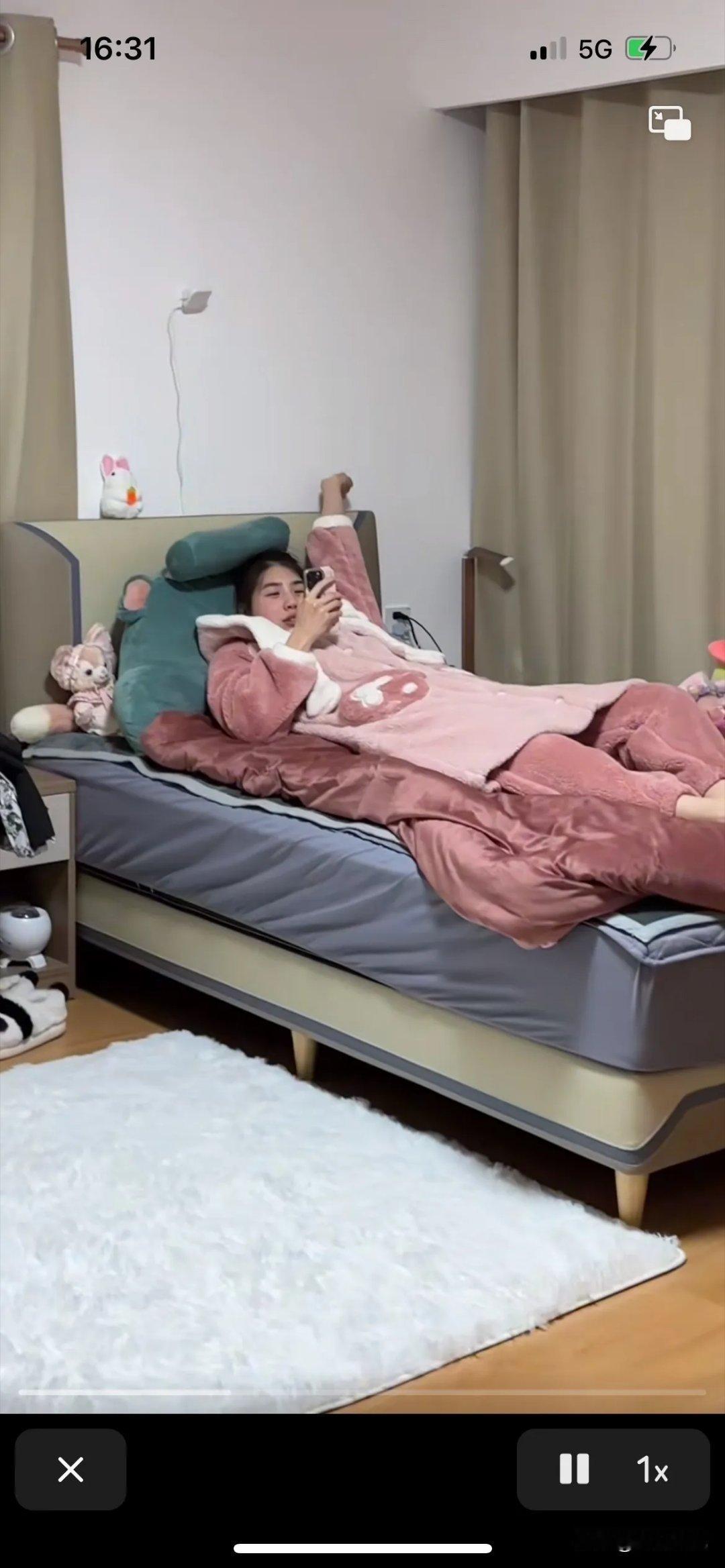 张雨霏这种懒惰的样子，真看不出她是世界游泳冠军，她穿着这身睡衣躺在自己的小床，拿