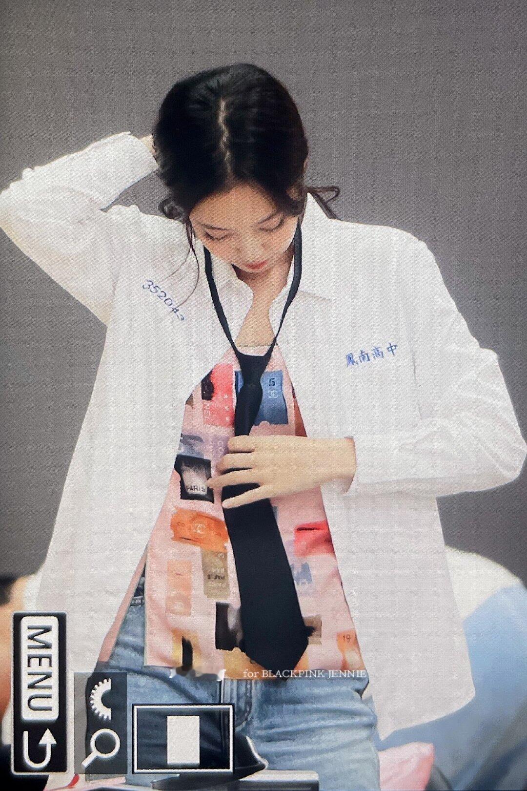 Jennie穿了想见你的原版校服啊啊啊啊啊啊啊太可爱了吧！ ​​​