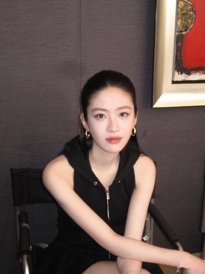 向涵之 你替我拍戏 粉丝问向涵之能不能帮她上早八，向涵之回复粉丝：你替我拍戏？ 