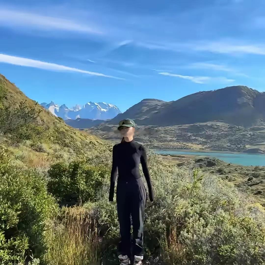 1月29日，吴千语带着老公施伯雄直奔智利玩疯了，两人先冲进白内国家公园狂徒步，高