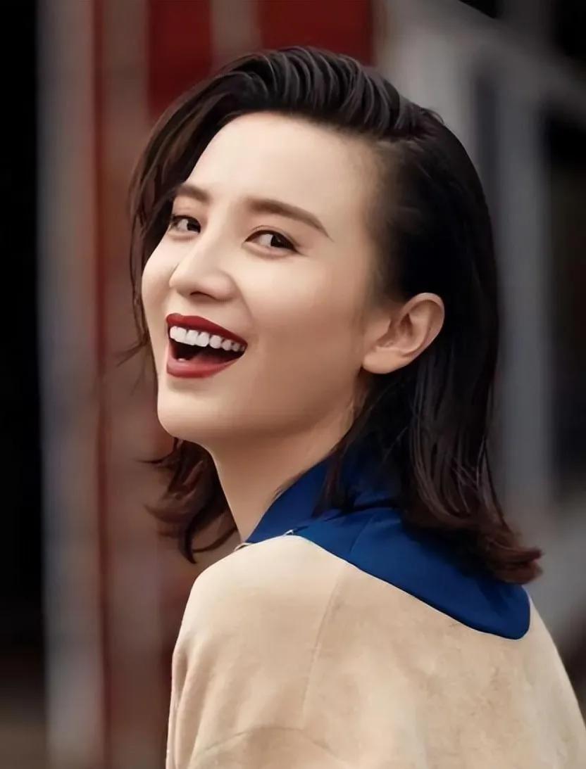 宋佳是唯一一个我跟我老婆都觉得漂亮的女演员！
通常我喜欢的女演员，让我老婆评价，
