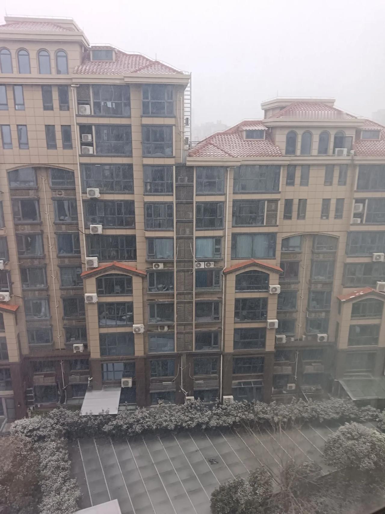 春雪中的小区风景