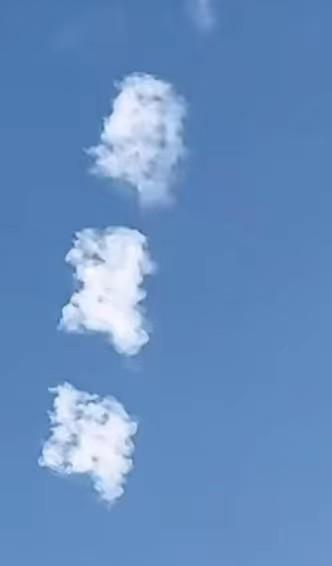 天空飘来三个字，是“馬雲溪”？还是“真没钱”？
 
7月21日湖南湘西上空，一位