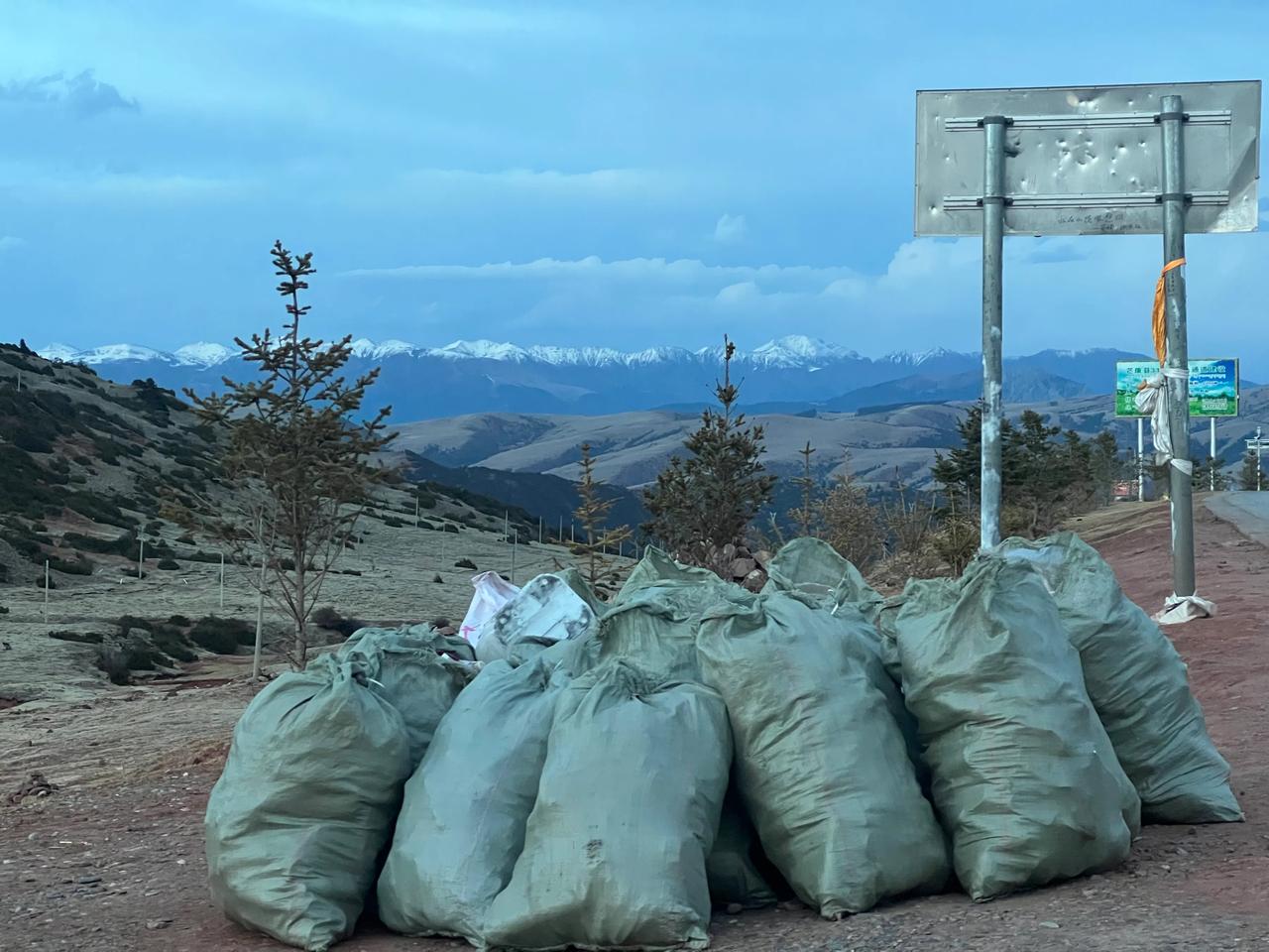 边捡垃圾边旅行第19天 正式结束拉乌山的清理工作 共计捡得垃圾25袋 总共在拉乌