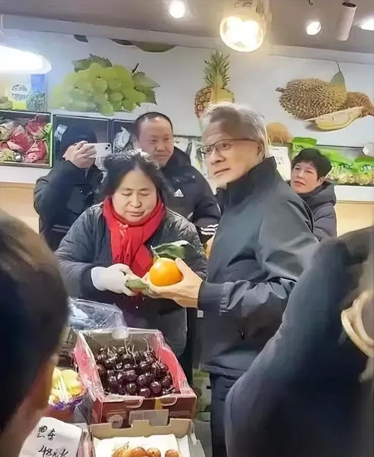 黄仁勋逛菜场这事

我翻来覆去看了3遍

越想越觉得第二家老板能赚大钱真不是撞大