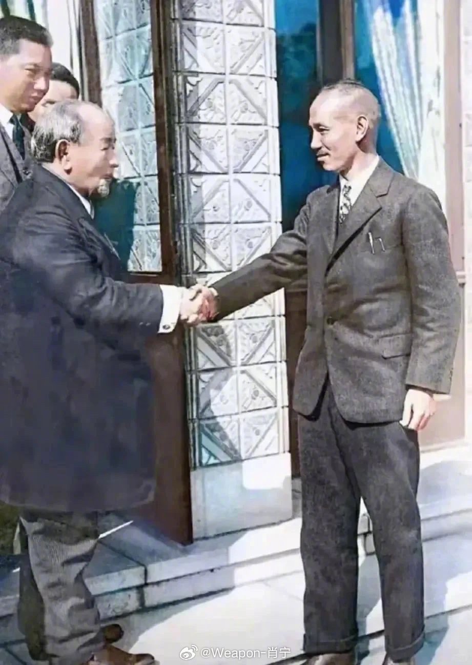 为什么光头不抗日？一张罕见的照片，照片中蒋介石身穿西式西装，拍摄于 1927 年