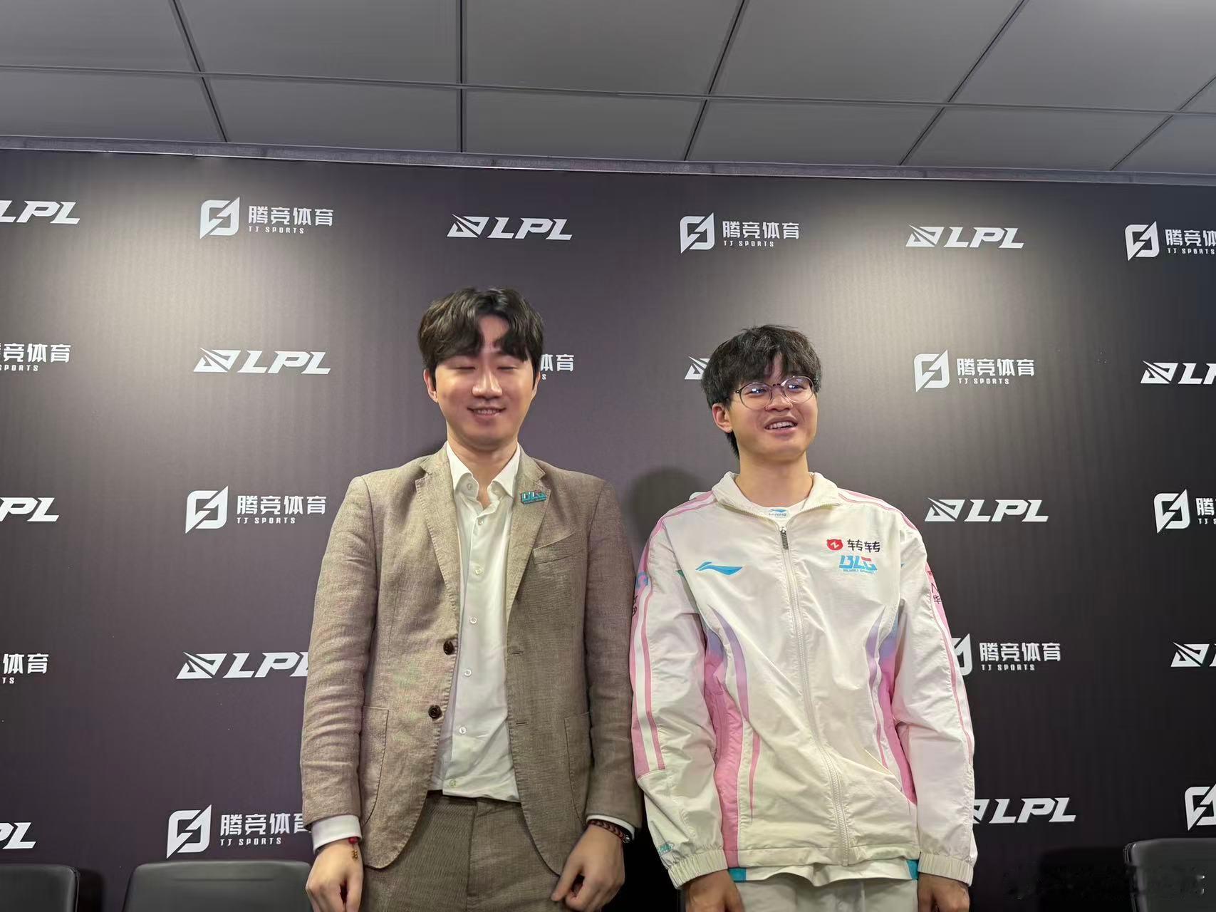 你在左边，我紧靠右～表情变化：☺️😊😁on说我们就是最强的blg新赛季二连胜