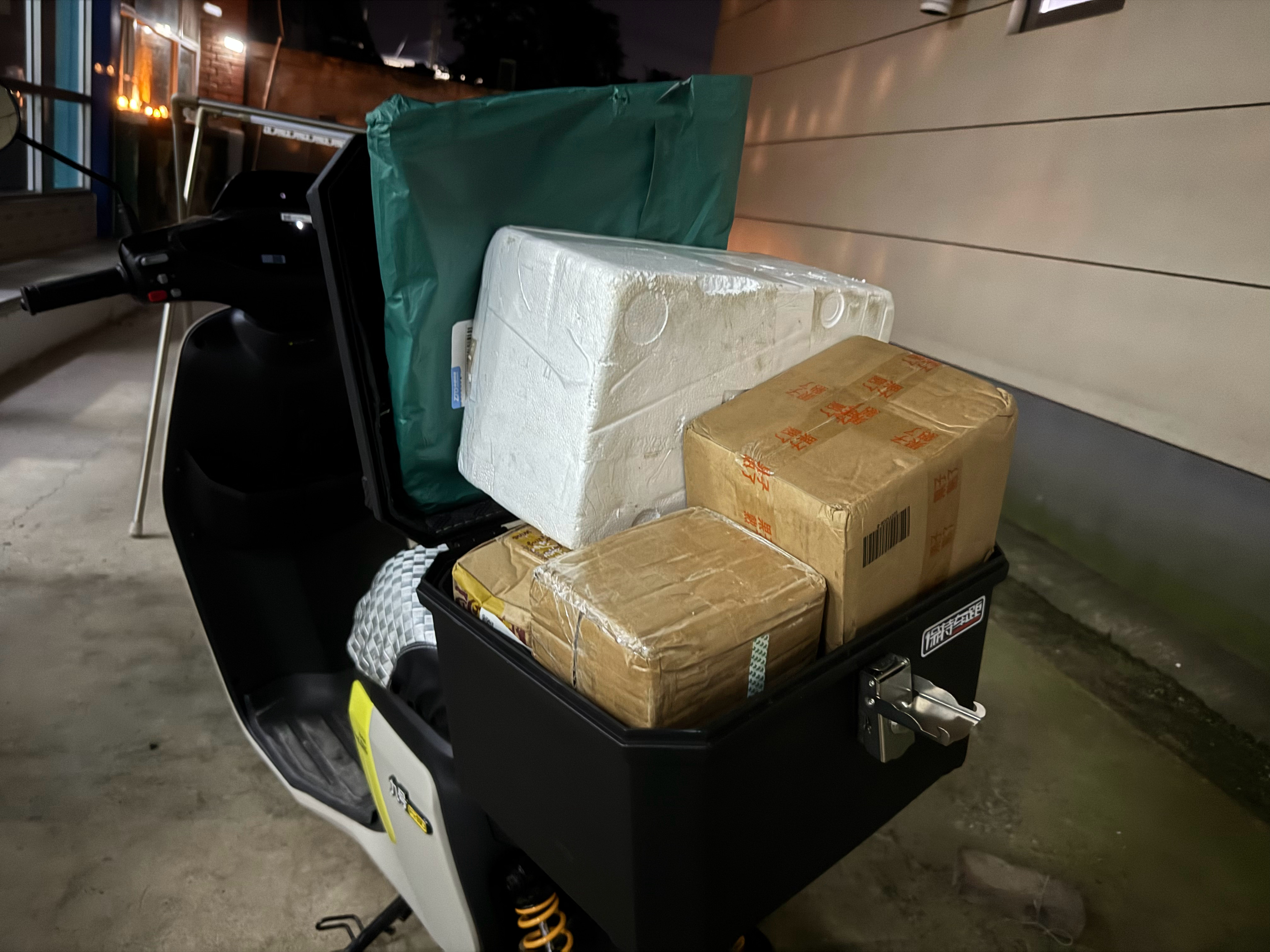 电动车真是太好了取快递特别特别轻松～负重无极限，比小推车方便一万倍。可惜就是三轮