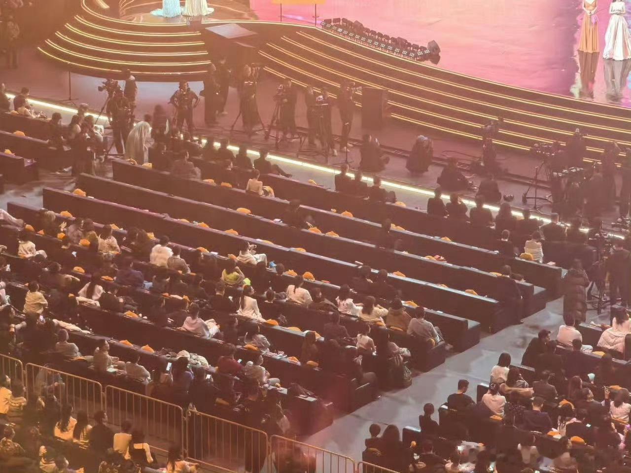 微博之夜致歉怎么又引起杨幂和肖战粉丝之间的争论了这是咋呢应该就是忙中出错了 