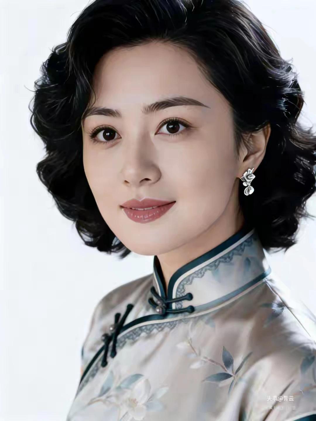 旗袍雅致衬娇容，
千娇百媚韵味生。