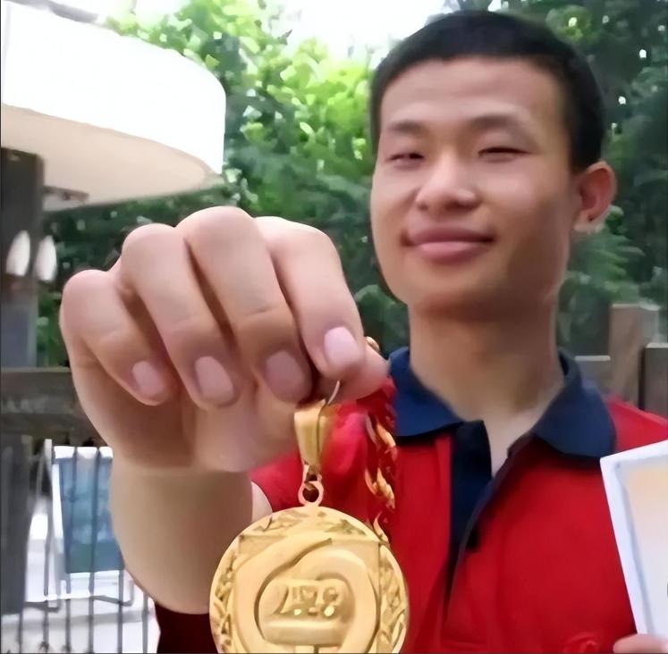 500多名全球顶尖选手，6道地狱级大题，全世界只有3个人拿到满分。其中一个，是来