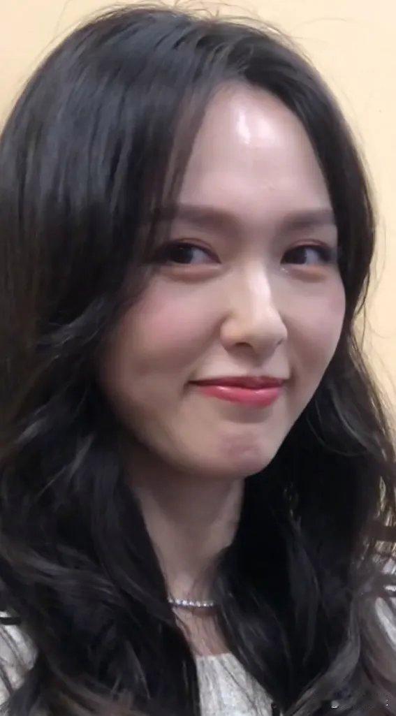 无美颜无滤镜怼脸镜头下的唐嫣，没有一丝皱纹，看着像30多的 ​​​