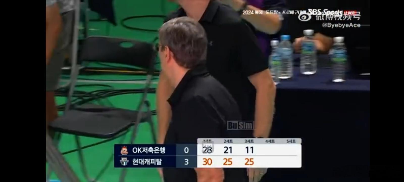 观看了2024韩国男排KOVO杯赛A组的一场比赛，邓忻朋在的现代资本队3比0取胜