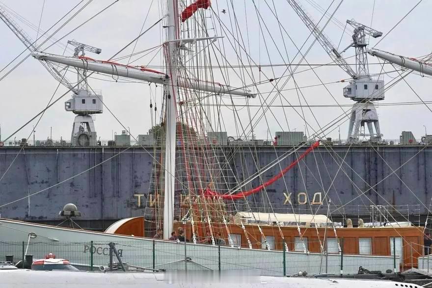 ⛵️ “红帆”庆典的标志性主角抵达圣彼得堡在施密特中尉沿河街附近，人们发现了著名