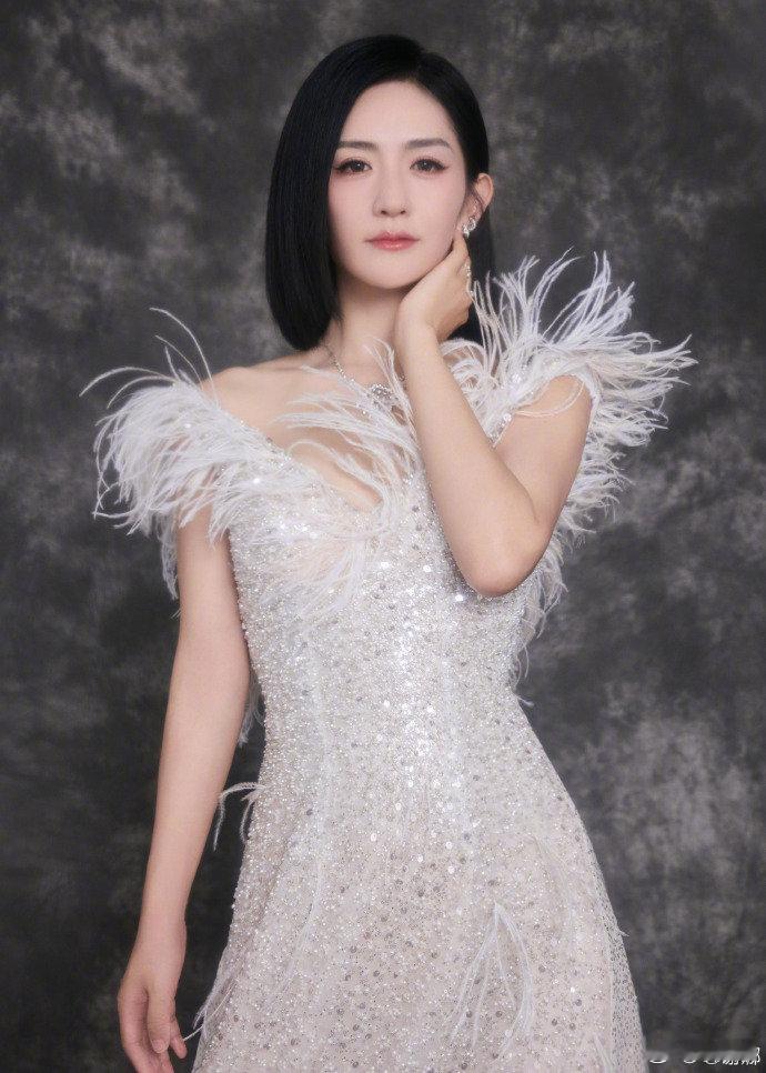 #谢娜乘风决赛主持人造型# 谢娜《乘风》决赛主持人造型，羽毛亮片裙#谢娜羽毛亮片
