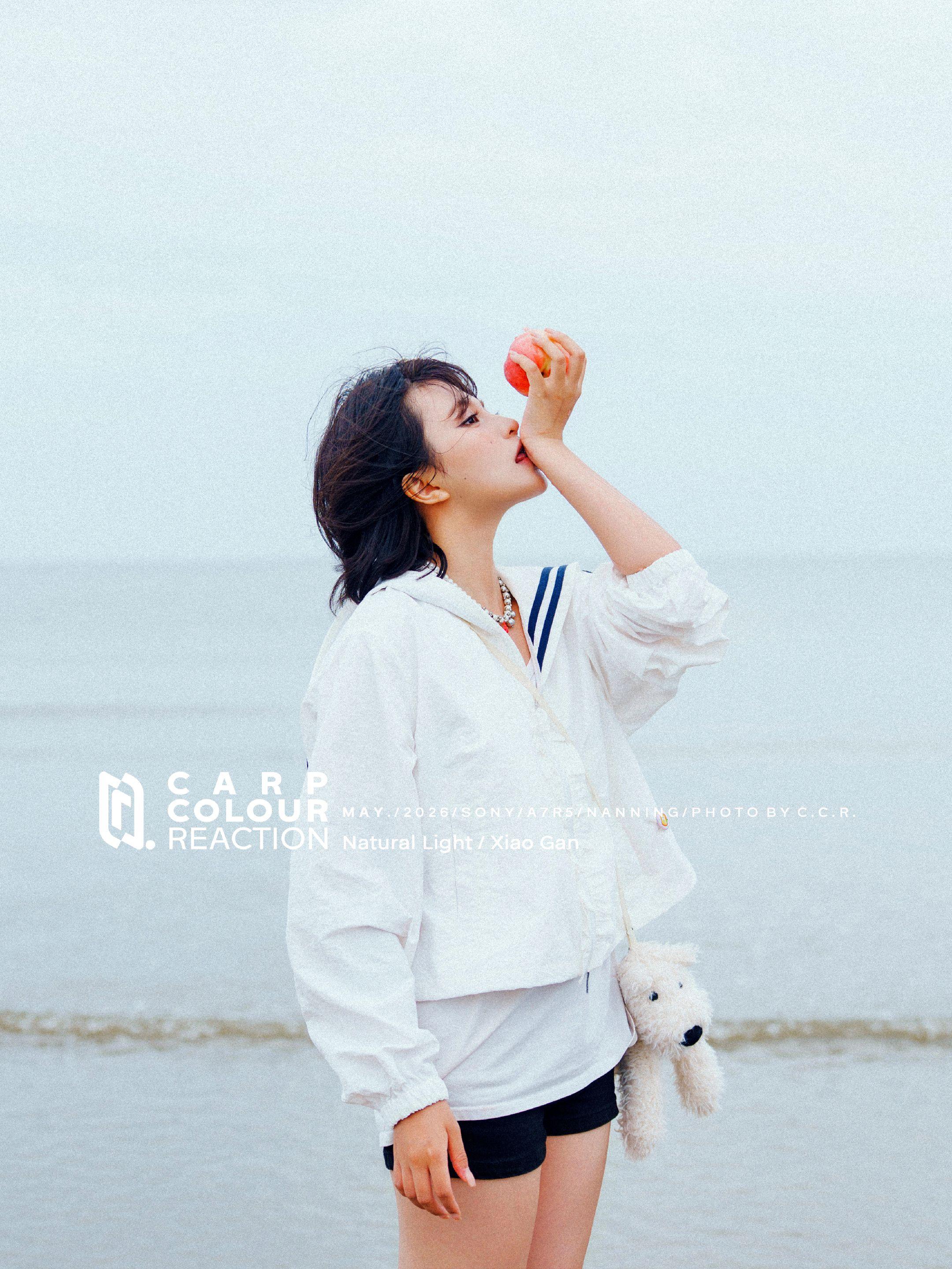 海边拍摄从来不挑天气！就算是天气不好的阴天，只需要一颗亮色鲜艳的水蜜桃...