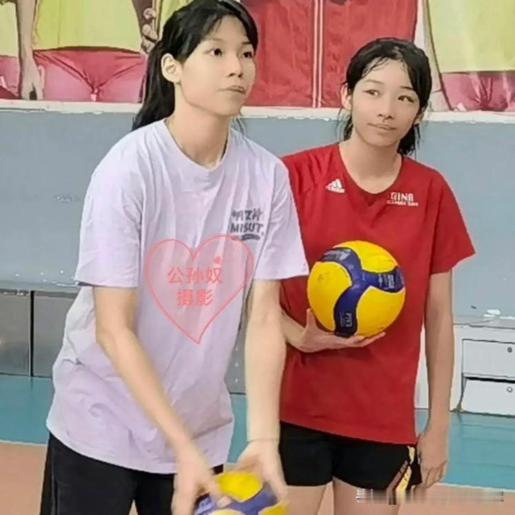 庄宇珊的妹妹庄宇辰刚满18岁，长相随父亲，沉稳踏实。她初一才接触排球，起步较晚，