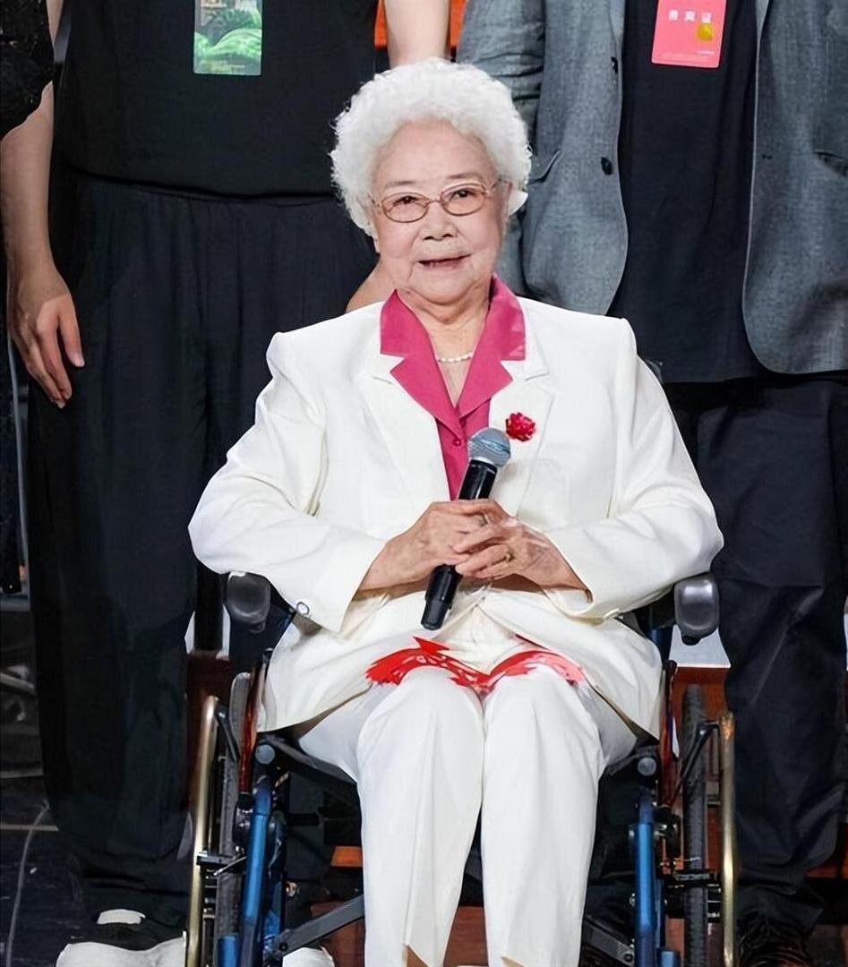 实在令人敬佩！身为正军级离休干部、享有三万多元月薪的人民艺术家田华，生活简朴，每