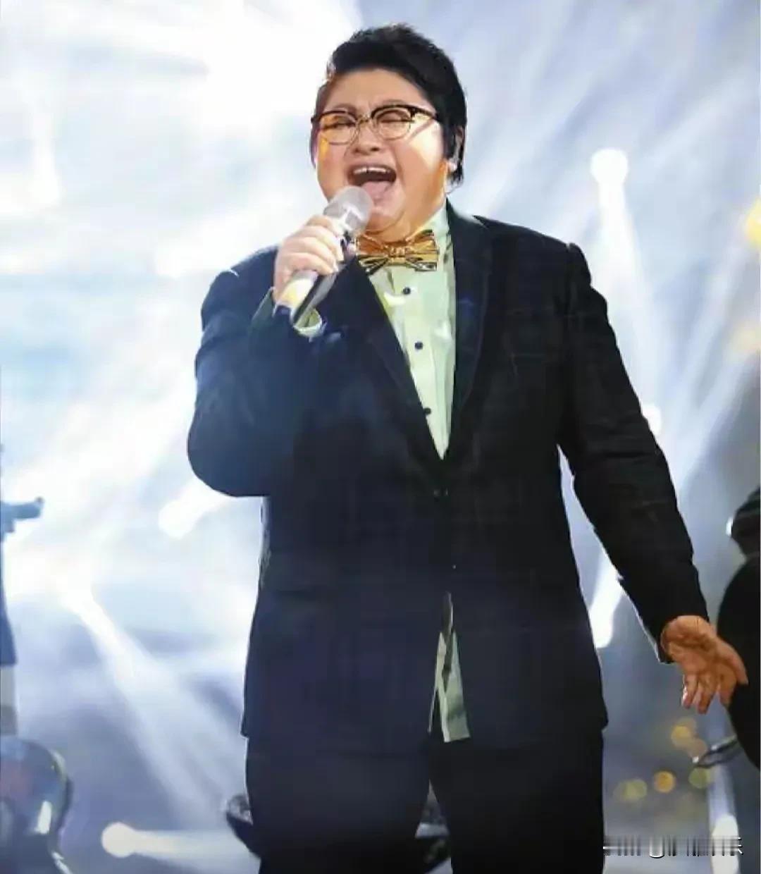 跨年夜没韩红，一群明星唱歌跑调。网上总黑她，说做慈善是假的。可她一捐就是千万，还