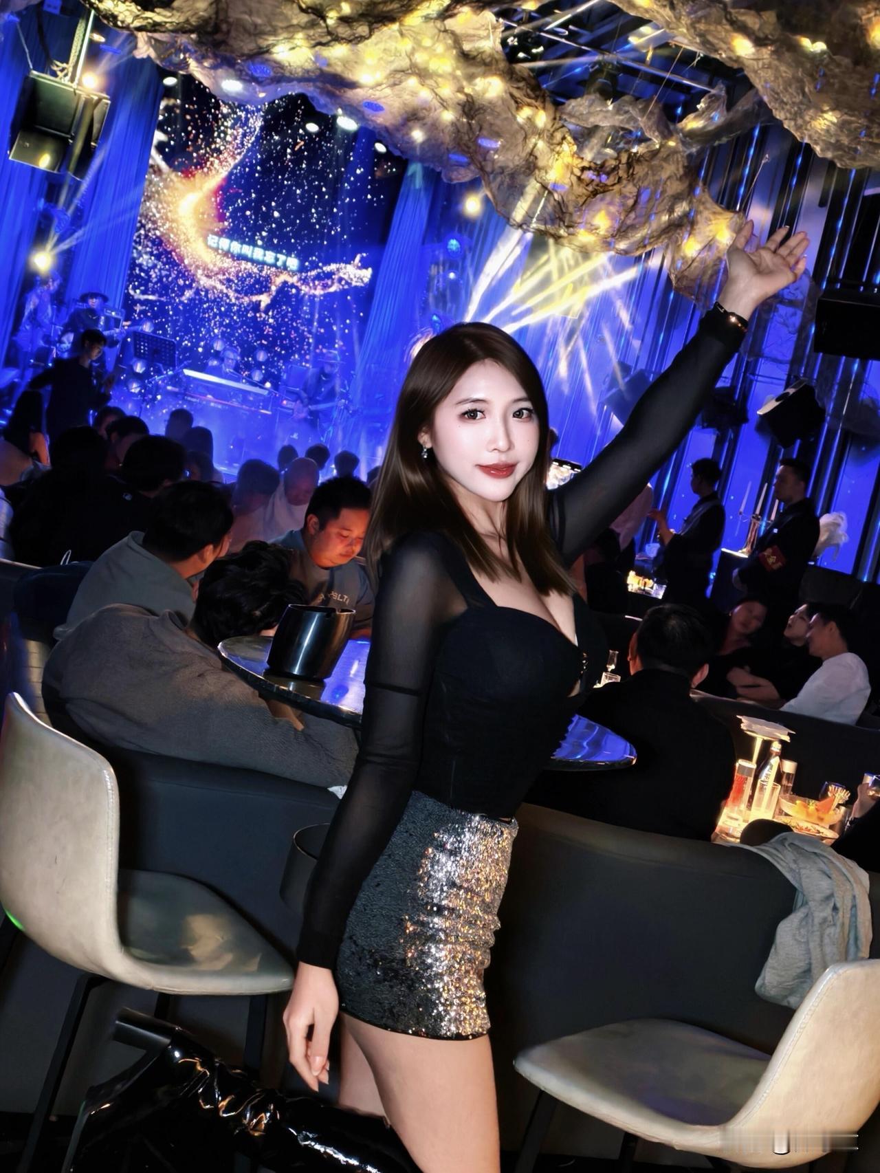 KTV嗨唱时刻，黑裙闪亮登场！🎤💃🔥