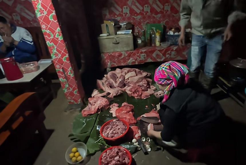 越南人存不住钱是有原因的
哪怕一天赚50元
也要买一斤25的黑猪肉
吃鱼也要吃好