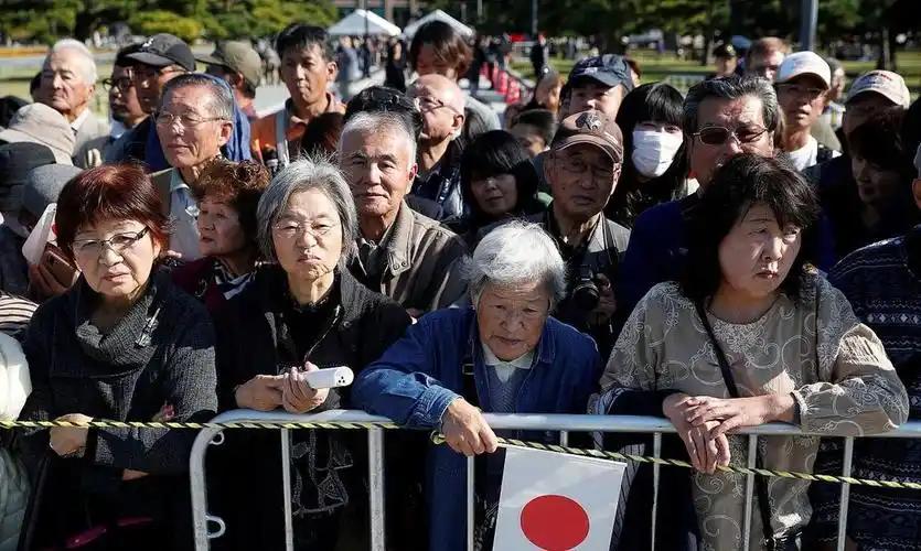 日本大概率撑不过十年，十年之内日本很可能将会从发达国家沦为发展中国家，这里面最主
