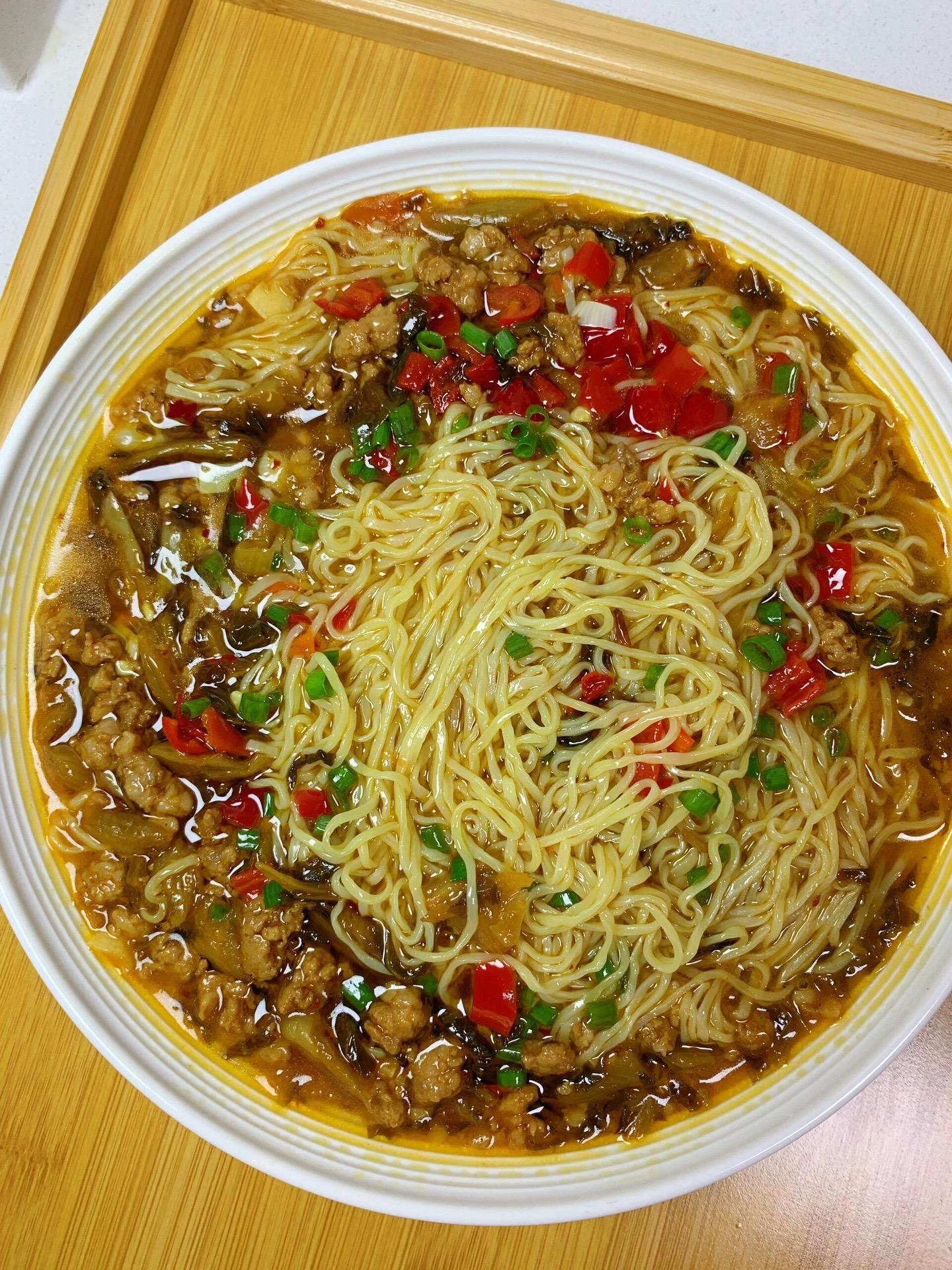 赶快去做这个面，味道绝了。这个酸菜肉末汤面太好吃了
汤汁浓郁，面条入味，酸辣过瘾加上满满肉粒，太快乐啦！
食材在图4
做法在图5
喜欢吃面的姐妹一定试试哦