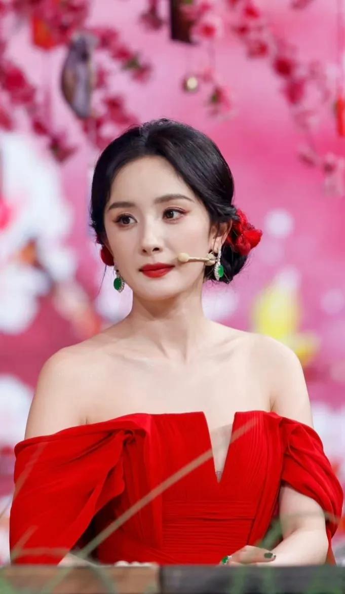 杨幂
《狐妖小红娘》发布会现场生图。一身红色长裙真的太美了，这个状态简直绝了！#