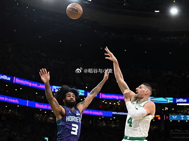 尼科拉-武切维奇在加盟凯尔特人后场均出场23.5分钟，场均数据为11.4分7.8