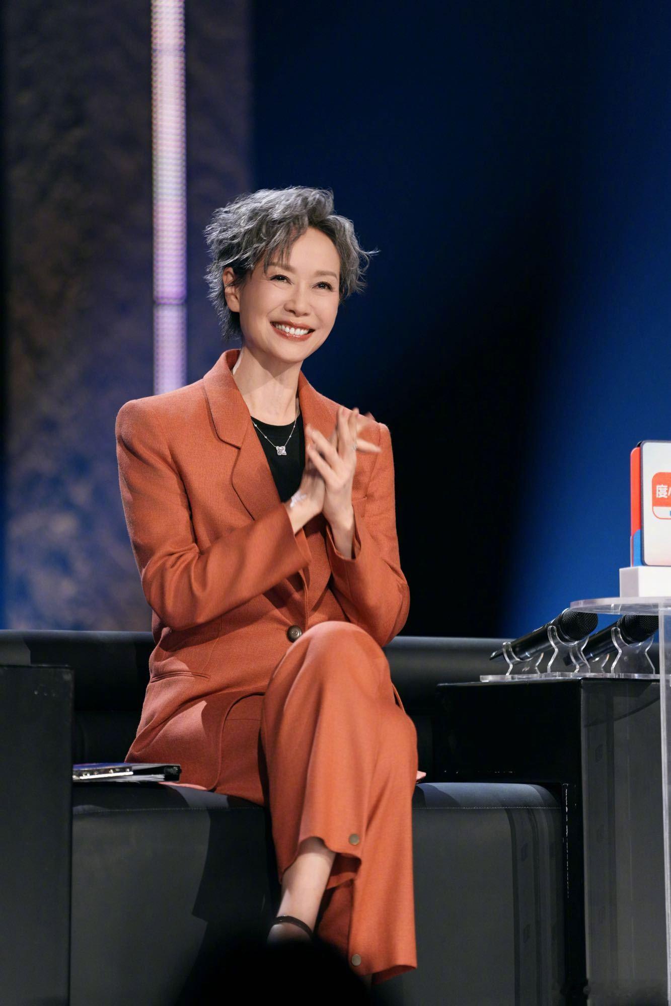 叶童好有活力 《乘风2026》三公直播全程被叶童狠狠圈粉！作为浪花代表团连续三天