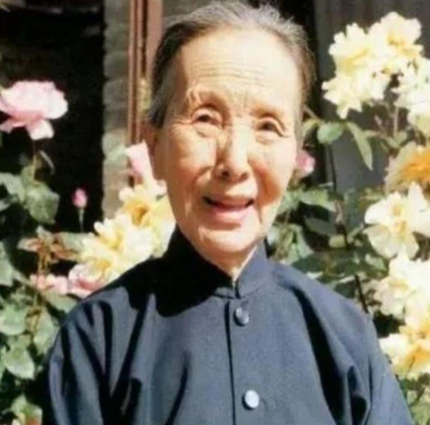 1997年，冰心长子趁妻子出国，将比自己小40岁的情人带回家过夜。后来他为了分割