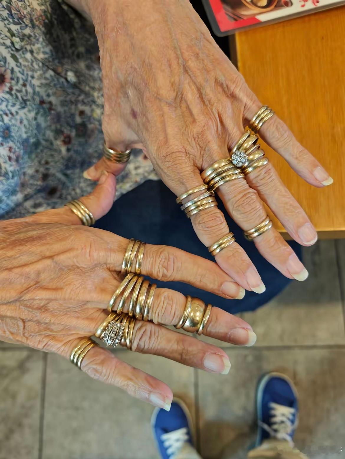 我的丈夫每年结婚纪念日都会问我一遍：亲爱的，你愿意嫁给我吗？我每次点头，他都给我