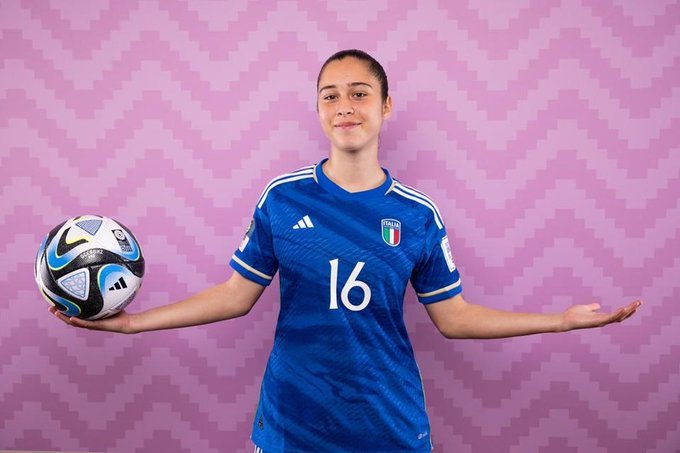 意大利女足球员朱利亚-德拉戈尼出生在意大利男足赢得2006年男足世界杯几个月后。