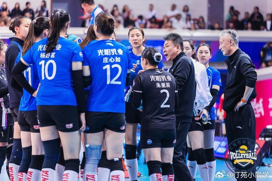 上海女排时隔25年再夺冠时隔25年，蔡斌带领上海女排再次夺冠。上一次上海女排捧起